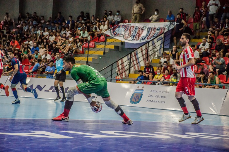 Nacional Futsal on X: ¡Hoy #JuegaNacional! ⚽️🙌🏻 🆚 Faculdade Sogipa ⏱️  10hs 🏟️ Arena Albertina #MismoEscudoMismaPasión #ElClubGigante 🔵⚪️🔴   / X